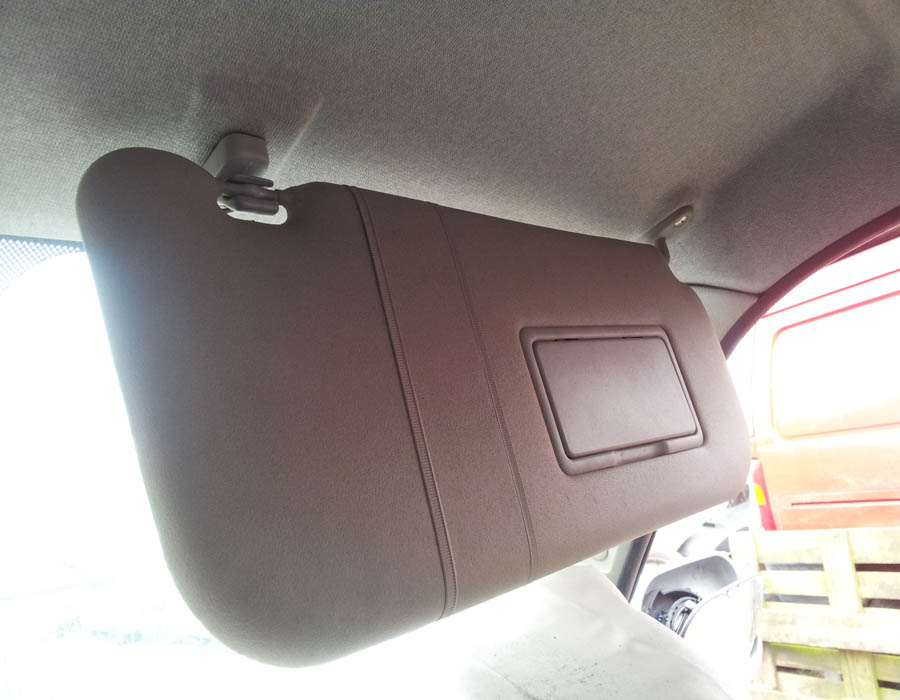 Mitsubishi Shogun Pinin sun-visor-driver-side